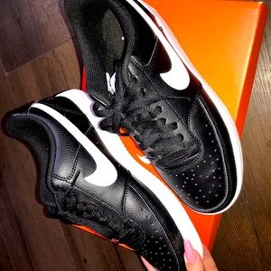 - Brand , NIKE  - Size , 8.5 in womens